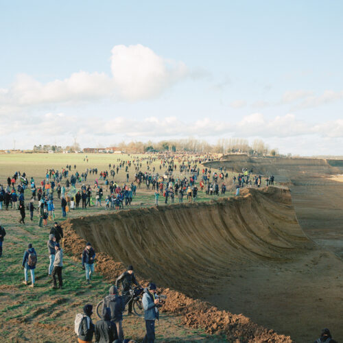 Am Sonntag den 8. Januar 2023 gehen Demonstranten am Rande der Tagebaugrube Garzweiler II bei Lützerath entlang. Es ist das letzte Wochenende, an dem das Dorf legal betreten werden kann.

Engl.: Demonstrators walk along the edge of the Garzweiler II open-cast mine near Lützerath on Sunday 8 January 2023. It is the last weekend on which the village can be legally entered.